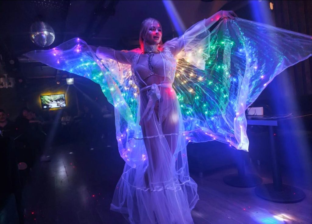 шоу со световыми крыльями